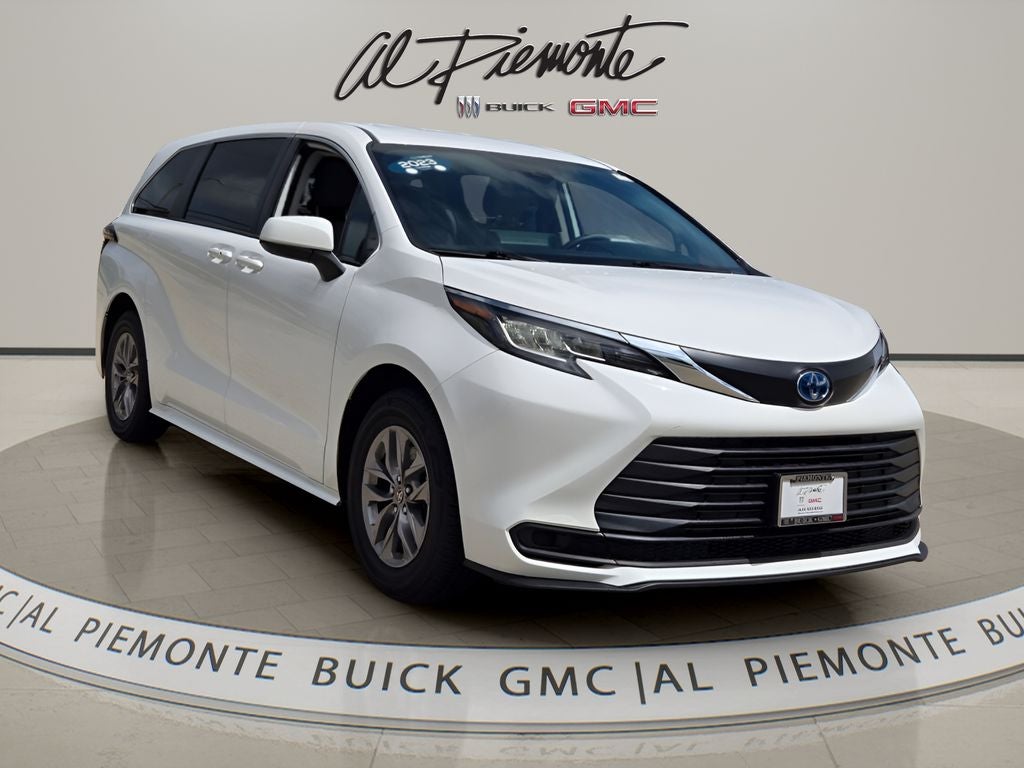 2023 Toyota Sienna LE 8 Passenger