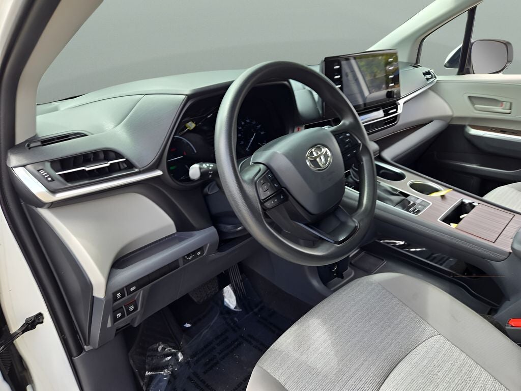 2023 Toyota Sienna LE 8 Passenger
