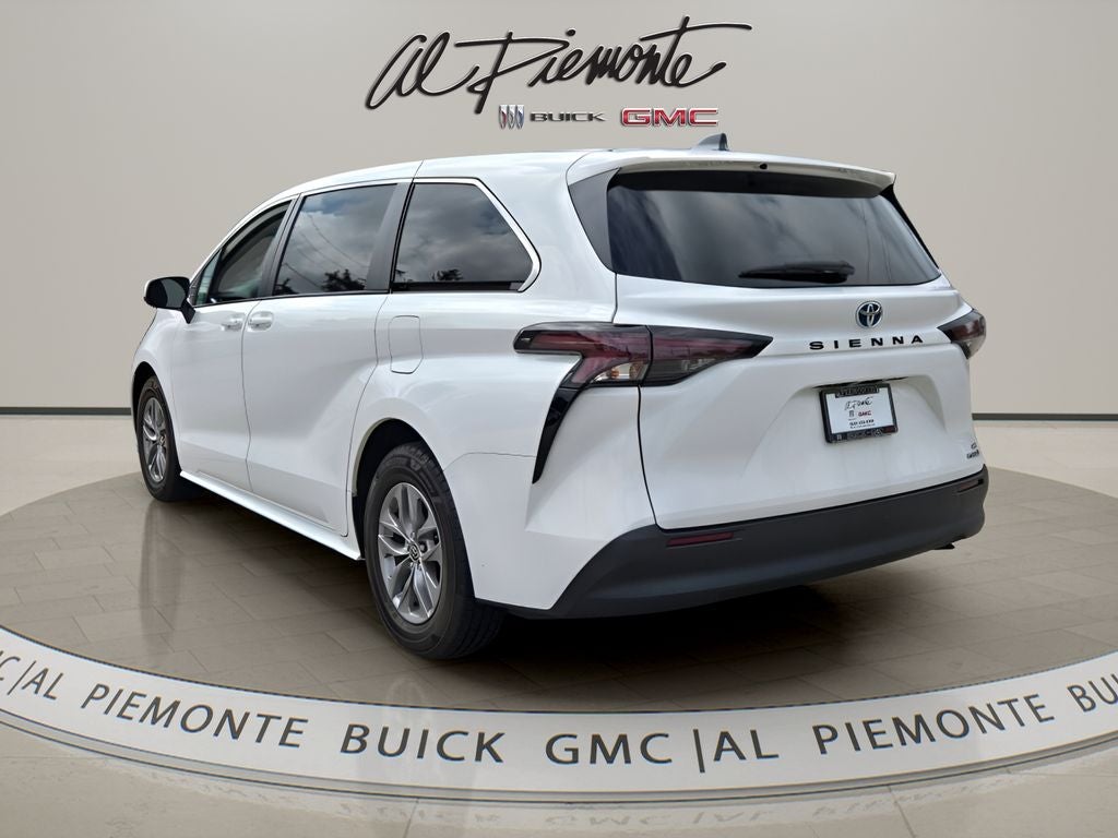 2023 Toyota Sienna LE 8 Passenger