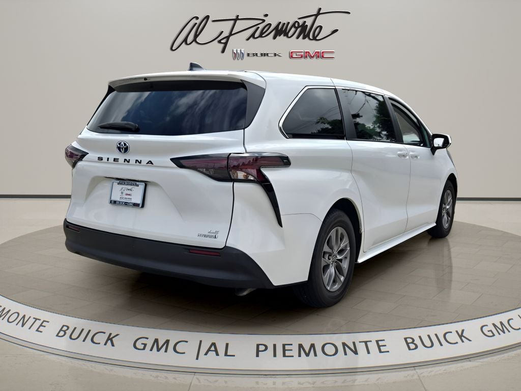 2023 Toyota Sienna LE 8 Passenger
