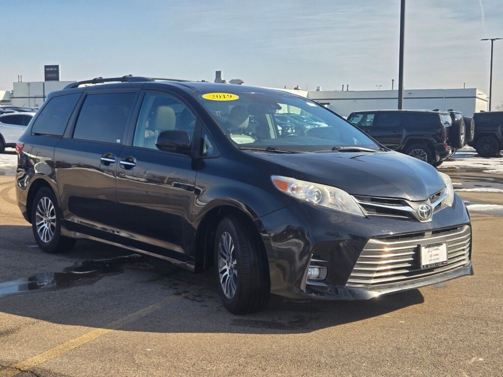 2019 Toyota Sienna XLE 8 Passenger