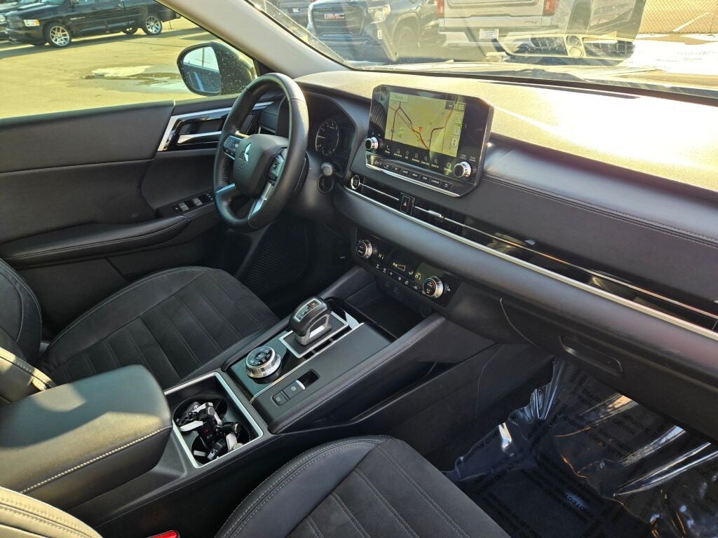 2023 Mitsubishi Outlander SE