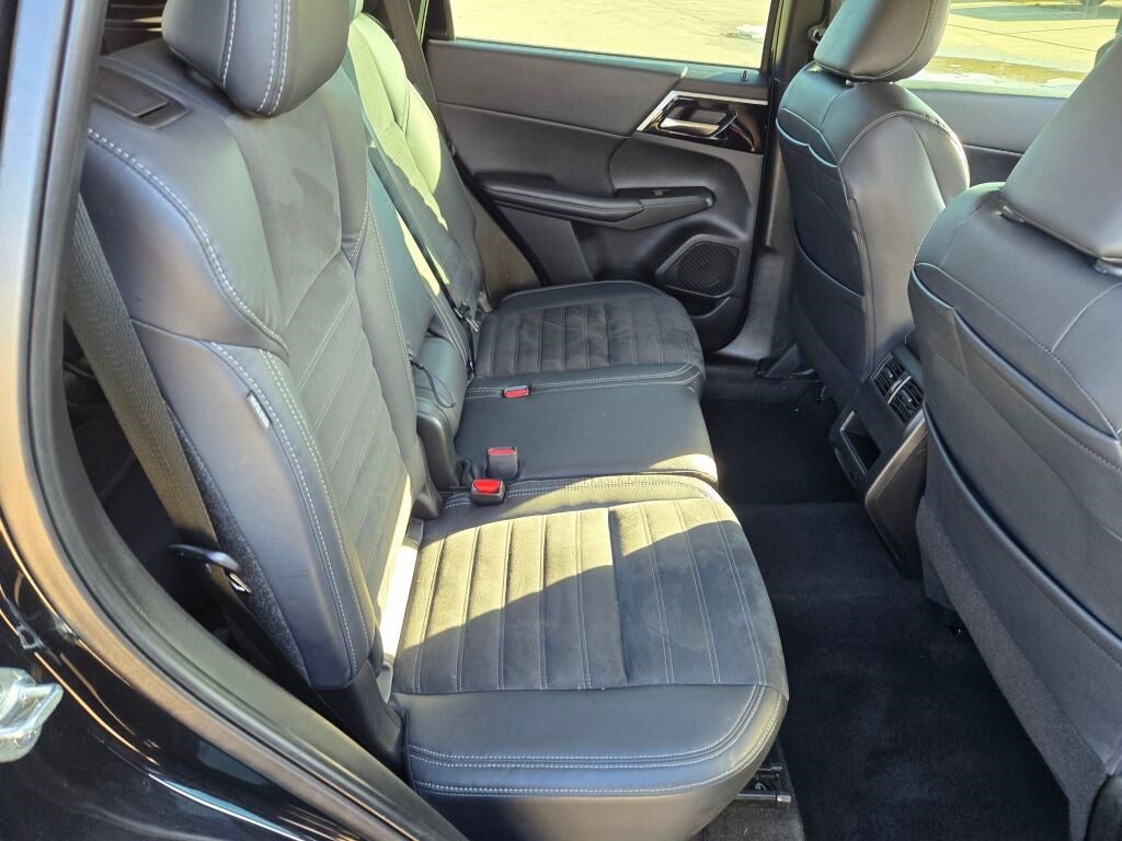 2023 Mitsubishi Outlander SE