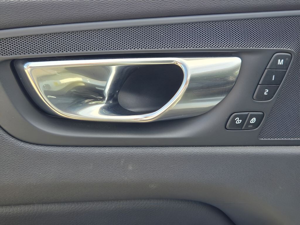 2020 Volvo XC60 T6 Momentum